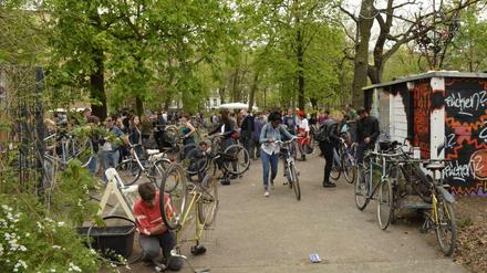 Reges Treiben im "Civilipark". Jeden letzten Sonnabend im Monat treffen sich hier Bietende und Suchende in Sachen Fahrrad zum Berliner Fahrradmarkt.