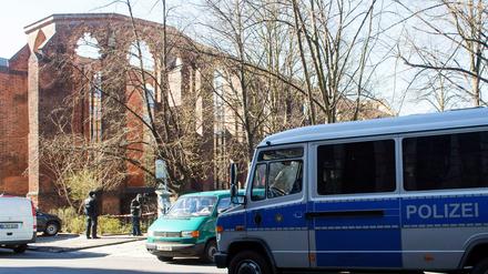Tatort Berlin-Mitte. Einsatzfahrzeuge der Polizei an der Franziskaner-Klosterruine auf einem Archivfoto aus dem April vergangenen Jahres.