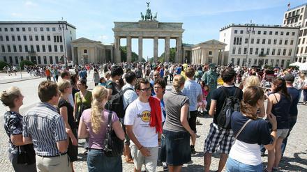 Trubel vor dem Brandenburger Tor. Im Sommer ist Hochzeit für Touristen in Berlin. 