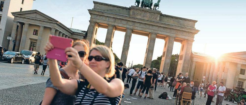 Die meisten Touristen benehmen sich am Brandenburger Tor wie ganz normale Touristen.