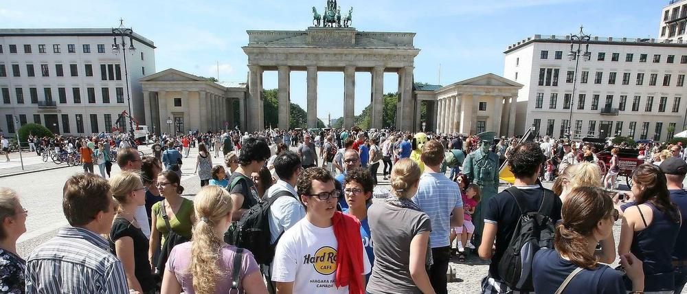 Millionenfach strömen Touristen im Sommer nach Berlin. Die Hotelbranche freut's, sie wächst mit den Besucherzahlen.