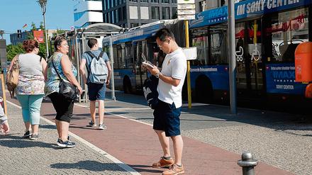 Touristen stehen aus Unwissenheit auf dem Radweg am Potsdamer Platz - Ecke Leipziger Straße in Berlin-Mitte.