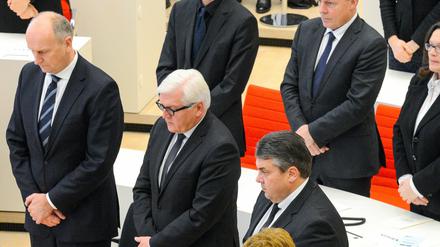 An der Trauerfeier für den verstorbenen SPD-Fraktionschef Klaus Ness nahmen neben Brandenburgs Ministerpräsident Dietmar Woidke auch Frank-Walter Steinmeier und Sigmar Gabriel teil.