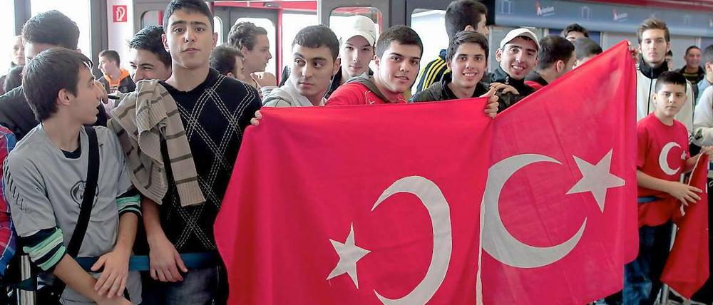 Fans empfangen die türkische Nationalmannschaft am Flughafen Tegel.