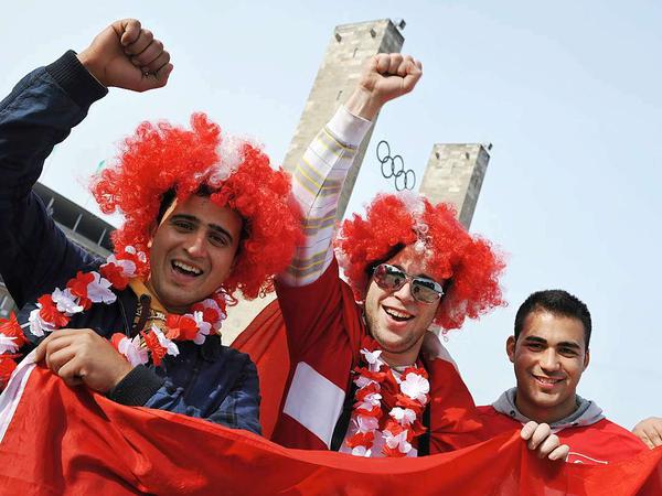 Die Roten kommen: Türkische Fans heute Mittag am Olympiastadion.