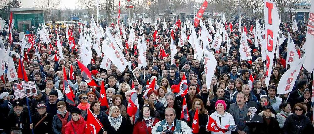 Seit bekannt werden der Korruptionsaffäre gehen in der Türkei Tausende Menschen gegen die Regierung auf die Straße.
