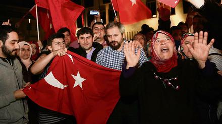 Türken protestieren vor der türkischen Botschaft in Berlin gegen den Militärputsch in der Türkei.