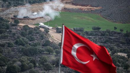 Türkische Artillerie feuert auf Stellungen der kurdischen YPG-Milizen. 