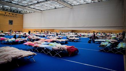Die Flüchtlinge müssen viel länger als geplant in den Berliner Turnhallen bleiben.