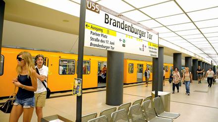 Endstation. Zurzeit fährt die U55 als Stummellinie vom Hauptbahnhof zum Brandenburger Tor. Östlich dieser Station bewegte sich jetzt Erdreich in der Baustelle.