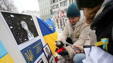 Ukrainer demonstrieren nahe der ukrainischen Botschaft in Berlin gegen die Regierung in der Ukraine mit einer "Euromaidan-Wache" für eine freie Ukraine und eröffnen eine "alternative Botschaft".
