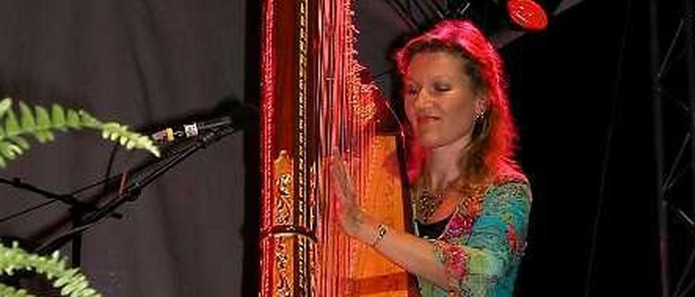 Harfenmusik mal anders: Ulla van Daelen an ihrem Instrument.