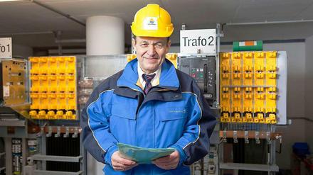 Einsatz im Keller: Elektroingenieur Ulrich Strasse kümmert sich um die niedrigen Spannungsbereiche. Damit ist er dicht dran am Stromkunden. 