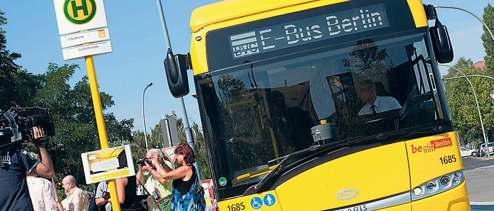 «E-Bus Berlin» steht auf dem Display eines Busses der BVG. Die Busse der Linie 204 fahren vom Zoo zum Südkreuz im Elektrobetrieb. 