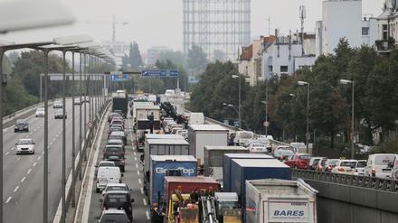 Ein kilometerlanger Stau hat sich am 11.09.2015 auf der Stadtautobahn A100 in Berlin durch einen verunglückten Lastwagen gebildet.