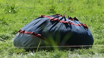 Der bereits verpackte Ballon auf einem Feld bei Kremmen.