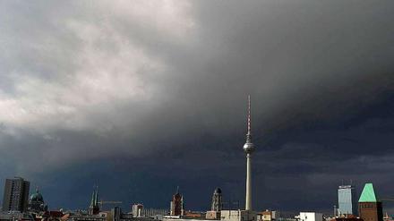 Gegen 15.30 Uhr zogen schwarze Wolken über den Berliner Himmel. Kurz darauf brach der Regen los. 