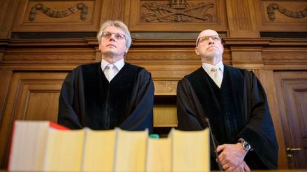 Der Richter Willi Thoms und der Vorsitzende Richter Ralph Ehestädt zur Urteilsverkündung um das Autorennen.