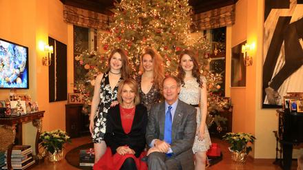 Musikalische Gastgeber: John Emerson mit Ehefrau Kimberly und ihren Töchtern (v.l.)Taylor, Jackie und Hayley in der festlich geschmückten Residenz. 