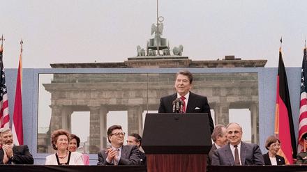 Legendär. "Tear down this wall", rief der damalige US- Präsident Ronald Reagan im Juni 1987 in Richtung Michail Gorbatschow.