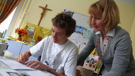 Auch die Sancta-Maria-Schule in Zehlendorf profitiert. Das Bild zeigt einen Schüler und eine Lehrerin an der Förderschule.