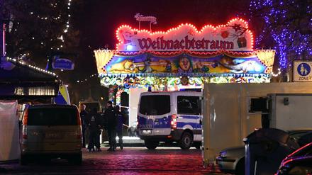 Polizisten sperren die Straßen um einen Weihnachtsmarkt in der Innenstadt von Potsdam ab. 