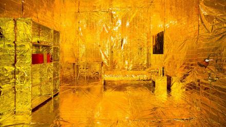Das vergoldete Zimmer ist eine Kunstinstallation, mit der gegen überhöhte Mieten in München protestiert werden soll.