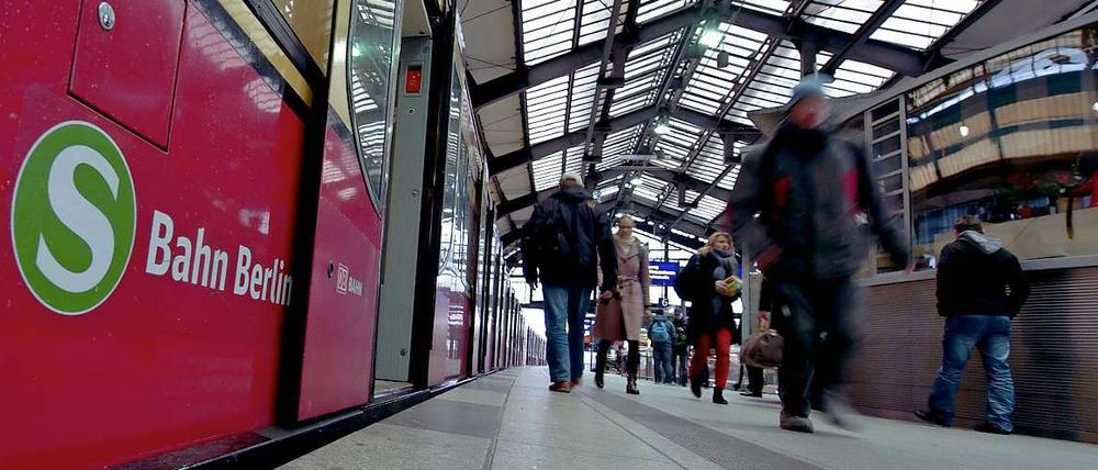 Bei eisigen Temperaturen wird die Geduld der S-Bahn-Kunden noch härter auf die Probe gestellt.