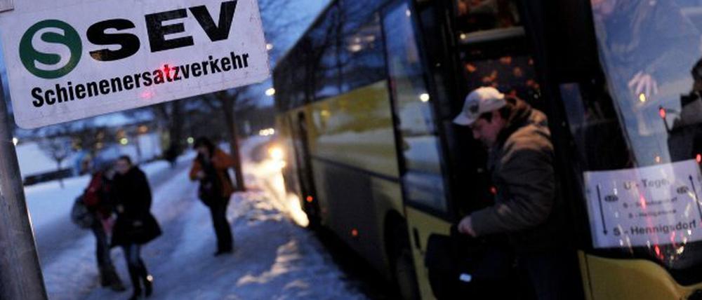 Der Senat lässt den Einsatz von Bussen als Ersatzverkehr für die fehlenden S-Bahnen prüfen.