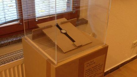 Tick, tick, tick: Die Uhr im Glaskasten ist das einzige Exponat der Ausstellung.