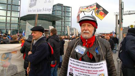 Demonstration der Aktion "Friedenswinter" am Samstag vor dem Berliner Hauptbahnhof und dem Schloss Bellevue mit Verschwörungstheoretikern, Linken, Rechten und Wirrköpfen.