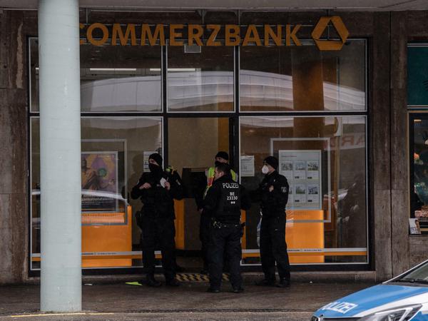 Polizisten stehen am Eingang einer Bankfiliale an der Blissestraße in Berlin-Wilmersdorf, die im Februar überfallen wurde.