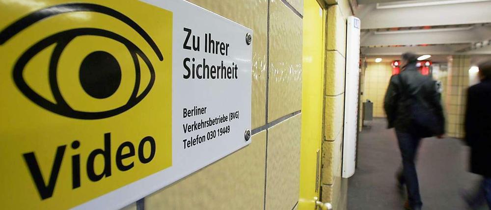 Bei der BVG werden inzwischen alle U-Bahnhöfe, U-Bahnen und Busse sowie die meisten Straßenbahnen per Video überwacht. Bei der S-Bahn gibt es die Kameras nur an wenigen großen Stationen.