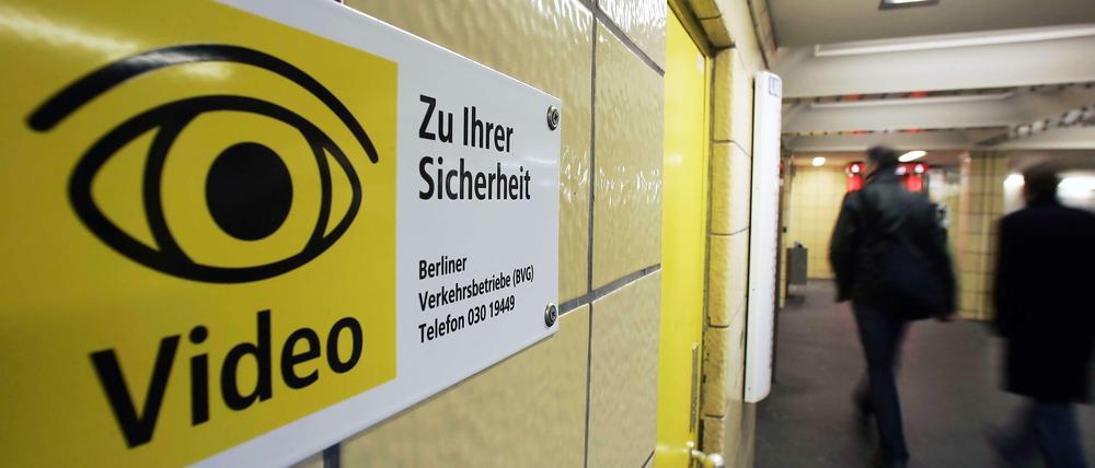 Ein Vorbild für die S-Bahn? Ein Hinweisschild der BVG weist auf die Videoüberwachung in einem Bahnhof hin. 