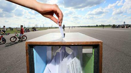 Letztes Jahr wollten alle bei der Gestaltung des Tempelhofer Feldes mitreden, wie diese Wahlurne zur Volksabstimmung auf dem Ex-Flughafen symbolisiert, dagegen läuft der Online-Dialog nun schleppend.