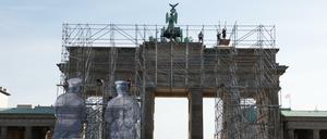 Letzte Vorbereitungen am Brandenburger Tor vor dem Bürgerfest.