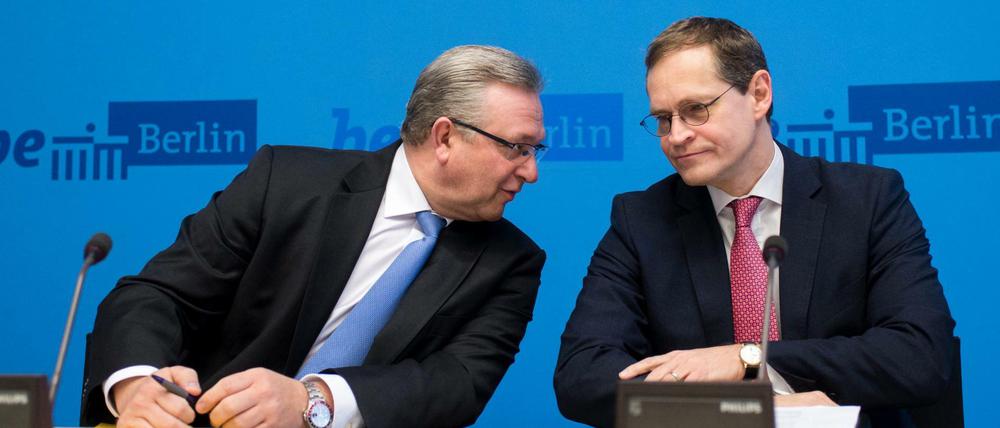 Gute Nachrichten für Berlins Innensenator Frank Henkel (l., CDU) und den Regierende Bürgermeister Michael Müller (SPD): Berlin hat NRW bei der Steuerkraft überholt. 