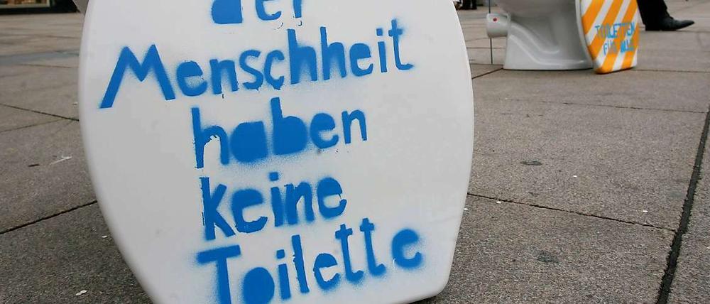 Mit bemalten Klobrillen, Pappfiguren und Schildern wiesen Jugendliche auf dem Alexanderplatz darauf hin, dass mehr als ein Drittel der Menschheit keine Toiletten habe.