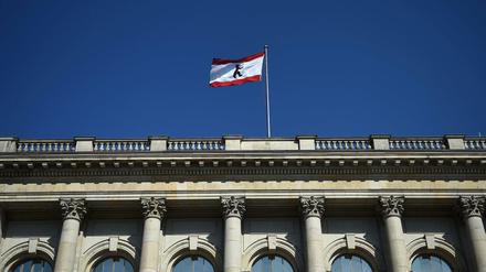 Die Berliner Fahne weht in Berlin auf dem Abgeordnetenhaus.