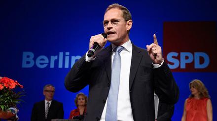 Der Regierende Bürgermeister von Berlin und Spitzenkandidat Michael Müller (SPD) hält am 18.09.2016 nach ersten Ergebnissen zu der Abgeordnetenhauswahl in Berlin eine Rede. 
