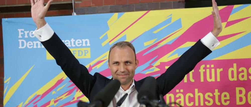 Der Spitzenkandidat der FDP, Sebastian Czaja, jubelt nach Bekanntgabe der ersten Ergebnisse. 