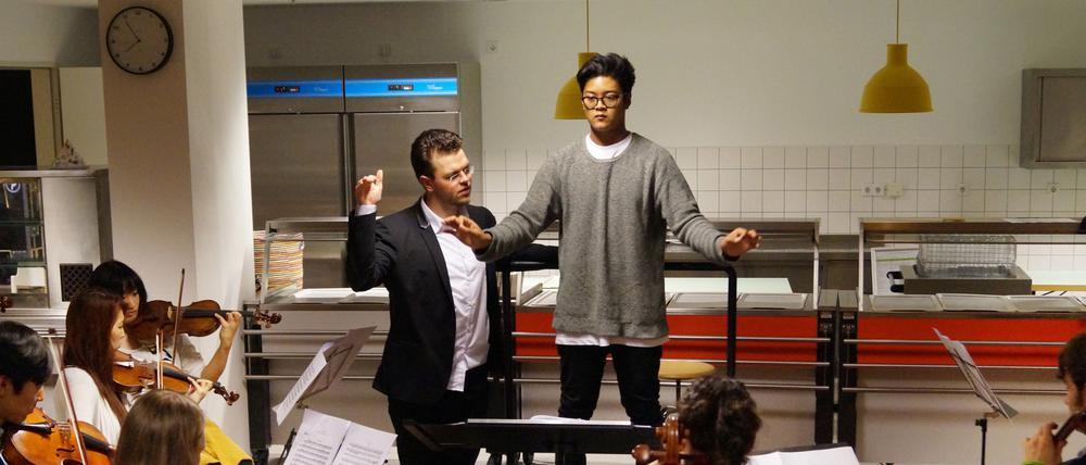 Wanish Shrestha dirigiert beim Jugend-Sinfoniekonzert der Freien Schule Anne-Sophie Zehlendorf am 1.November 2015.