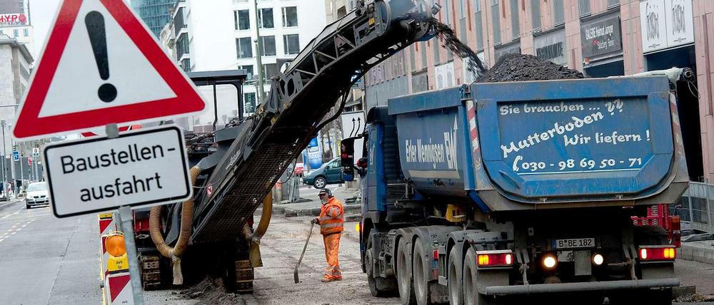 Baustellen in Berlin - wie hier in der Leipziger Straße - werden mehr. Aber sie werden auch kleiner. Grund sind verbesserte Techniken bei der Sanierung des Kanalnetzes.