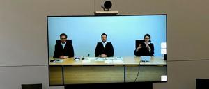 Mitglieder der 7. Zivilkammer am Landgericht München sind im Sitzungssaal auf einem Monitor zu sehen. In Corona-Zeiten wollen die Gerichte zunehmend auf Verhandlungen per Webcam setzen.