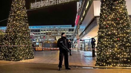 Ausnahmezustand am Breitscheidplatz. Nach dem mutmaßlichen Anschlag bleiben einige Weihnachtsmärkte in Berlin am Dienstag geschlossen.