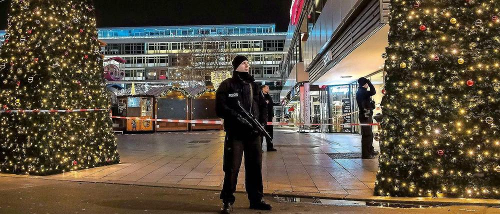Ausnahmezustand am Breitscheidplatz. Nach dem mutmaßlichen Anschlag bleiben einige Weihnachtsmärkte in Berlin am Dienstag geschlossen.