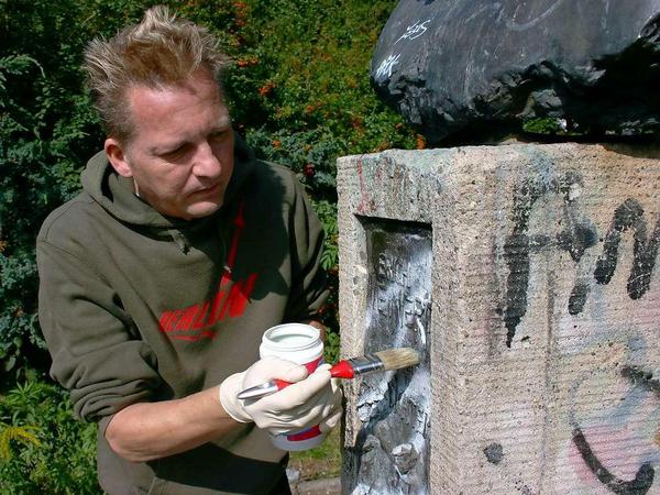 Jens Oliver Reuß befreit die Büste des Schriftstellers Erich Weinert im gleichnamigen Park in Prenzlauer Berg von Graffiti. Er bleibt zwar allein, doch das stört ihn nicht. 