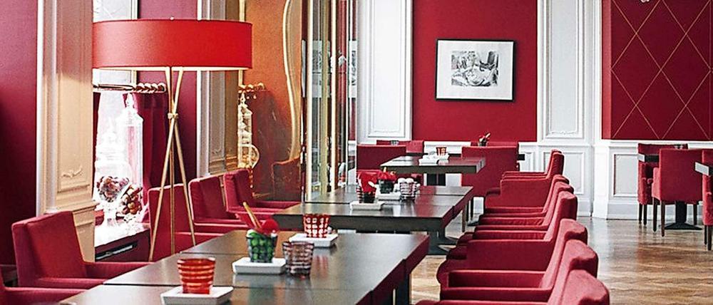 Alles sehr gediegen hier, nur in den Sesseln sitzt man etwas tief bei Tisch: das "Weinrot" im Charlottenburger Hotel Savoy.