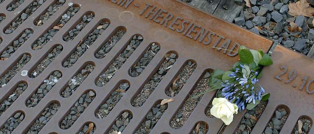 Mahnmal an den Schienen. Zwischen 1941 und 1945 wurden rund 55000 Berliner Juden mit Zügen nach Theresienstadt, Riga, Lodz oder Auschwitz gebracht und getötet. 