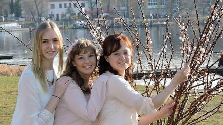 3, 2, 1. Linda Nuß, Sabrina Walther, Tamara Thierschmann wollen Baumblütenkönigin werden.